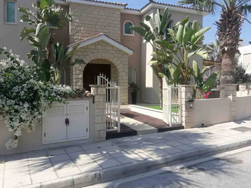 6 bedroom luxury house for long term rent