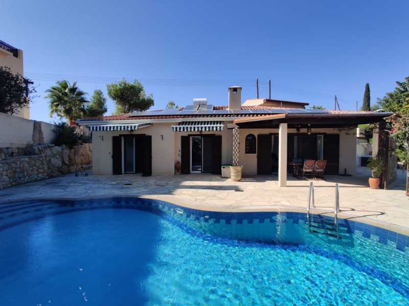 Lovely bungalow in Kamares for long term rent